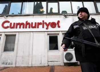 Cumhuriyet gazetesine operasyon: Yayın yönetmeni gözaltında