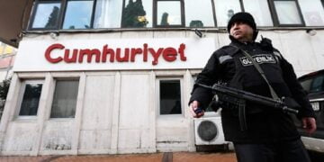 Cumhuriyet gazetesine operasyon: Yayın yönetmeni gözaltında