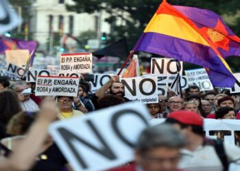 İspanya’da Azınlık Hükümeti Güvenoyu Aldı, ‘Öfkeliler’ Meclis’i Kuşattı (Video)