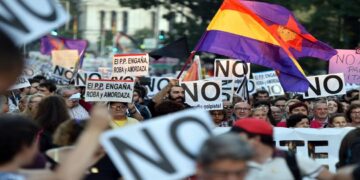 İspanya’da Azınlık Hükümeti Güvenoyu Aldı, ‘Öfkeliler’ Meclis’i Kuşattı (Video)