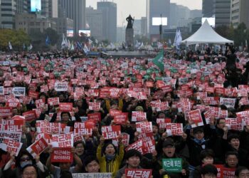 Güney Koreliler Devlet Başkanının İstifasını İstiyor -Video-