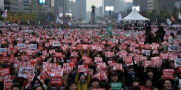 Güney Koreliler Devlet Başkanının İstifasını İstiyor -Video-