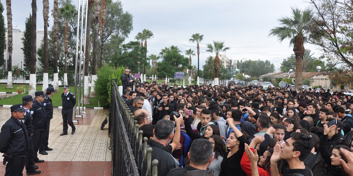 Öğrencilerin Öfkesi İsyana Dönüştü -Video-