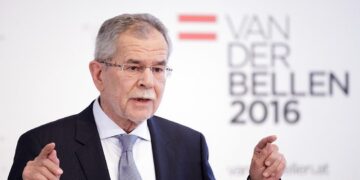 Avusturya’da Aşırı Sağ Kaybetti, Çevreci Van der Bellen Cumhurbaşkanı Oldu