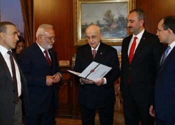 Türkiye’de Başbakanlığın Kaldırılmasını Öngören Anayasa Teklifi Meclis’e Sunuldu