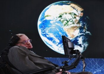 Hawking: Dünyada Kalmak Yok Olma Riskini Göze Almaktır