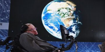 Hawking: Dünyada Kalmak Yok Olma Riskini Göze Almaktır