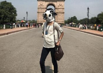 Hindistan’da ‘İnek Maskeli’ Protesto: Anayasada Kadınlar İnekler Kadar Yer Bulmuyor
