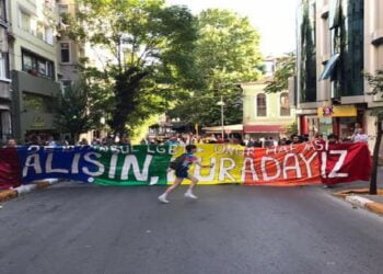 İstanbul’da Onur Yürüyüşü’ne Plastik Mermili ve Biber Gazlı Müdahale!