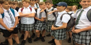 İngiltere’de Öğrenciler Okulda Şort Yasağını Etek Giyerek Protesto Etti