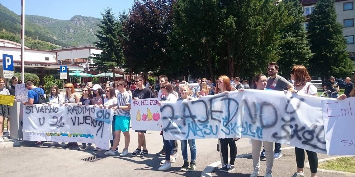 Bosna Hersek’te Gençler Ayrımcı Eğitim Sistemine Karşı Mücadelede Kararlı