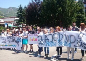 Bosna Hersek’te Gençler Ayrımcı Eğitim Sistemine Karşı Mücadelede Kararlı