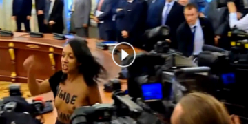 FEMEN Ukrayna Cumhurbaşkanlığı’ndaki Törende Eylem Yaptı | Video