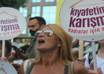 Türkiye’de Yüzlerce Kadın ‘Kıyafetime Karışma’ Dedi