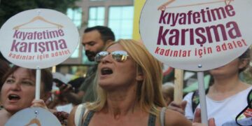 Türkiye’de Yüzlerce Kadın ‘Kıyafetime Karışma’ Dedi