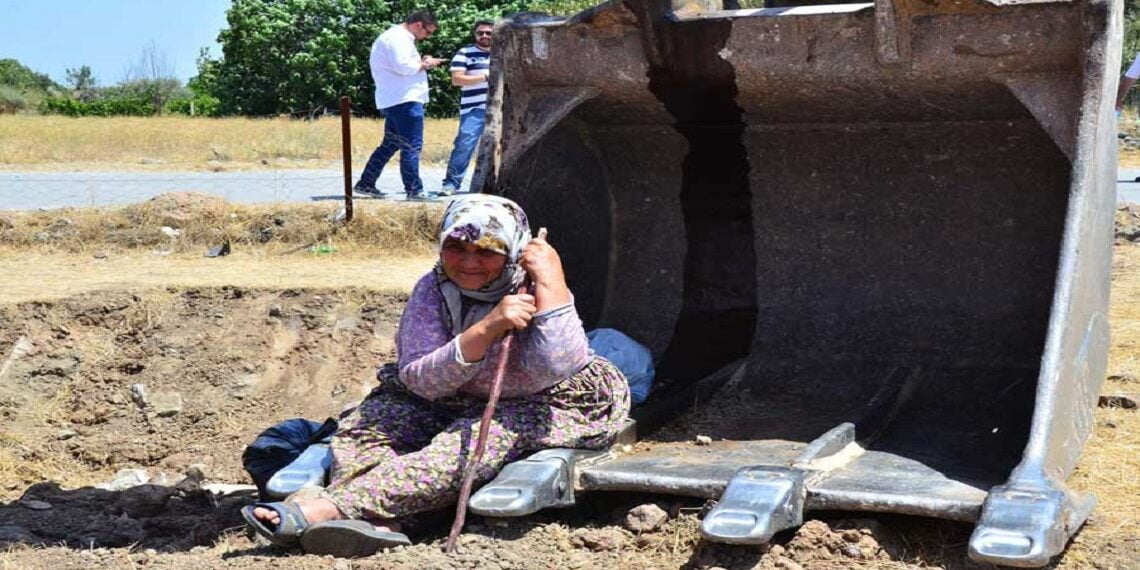 Yüzlerce Kadın Ağaç Kıyımına Karşı Kepçelerin Üzerine Çıktı
