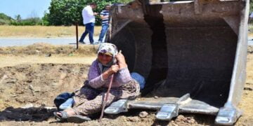 Yüzlerce Kadın Ağaç Kıyımına Karşı Kepçelerin Üzerine Çıktı