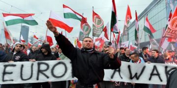 Polonya’da Aşırı Sağcılar “Arı Kan” Pankartıyla Sokağa Çıktı | Foto-Video