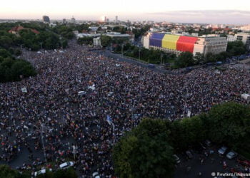 Romanya’da halk sokakta, yüzlerce yaralı