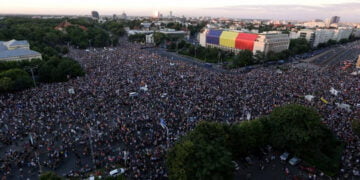 Romanya’da halk sokakta, yüzlerce yaralı