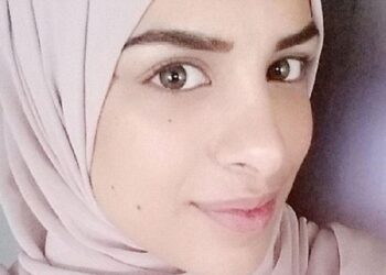 El Sıkışmadığı İçin İşe Alınmayan Müslüman Kadın Davayı Kazandı