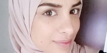 El Sıkışmadığı İçin İşe Alınmayan Müslüman Kadın Davayı Kazandı