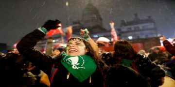 Arjantin’de ‘Kürtaj Tasarısı’ Reddedildi, Binlerce Kadın Sokağa Çıktı