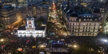 Arjantinliler Kemer Sıkmaya Karşı Sokağa Çıktı: “Eğitim Bir Ayrıcalık Değil, Haktır” | Video