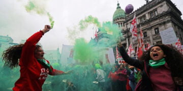 Arjantinli kadınlar kürtaj yasağına karşı kiliseden çıkıyor