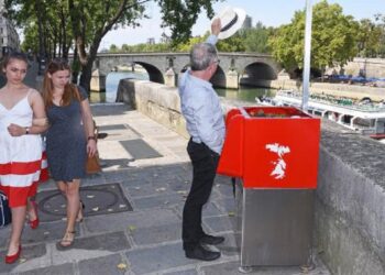 ‘Sokaklar Sadece Erkeklerin Değil’: Paris’te Feministler Cinsiyetçi Pisuvarları Tıkadı