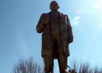 İmamlar Lenin heykelini restore etti