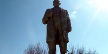 İmamlar Lenin heykelini restore etti