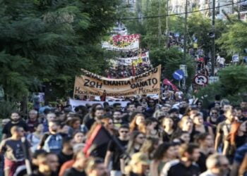 Yunanistan’da 5 Yıl Önce Neonaziler Tarafından Öldürülen Müzisyen Pavlos Fissas Anmasına Polis Saldırısı | Video