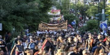 Yunanistan’da 5 Yıl Önce Neonaziler Tarafından Öldürülen Müzisyen Pavlos Fissas Anmasına Polis Saldırısı | Video