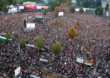 Chemnitz’de ırkçılığa karşı konsere on binlerce kişi katıldı