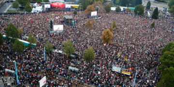 Chemnitz’de ırkçılığa karşı konsere on binlerce kişi katıldı