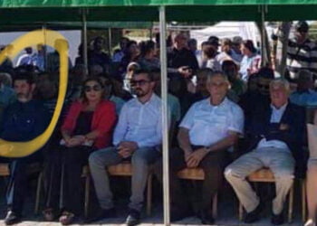 Hapisten çıktı protokole oturdu