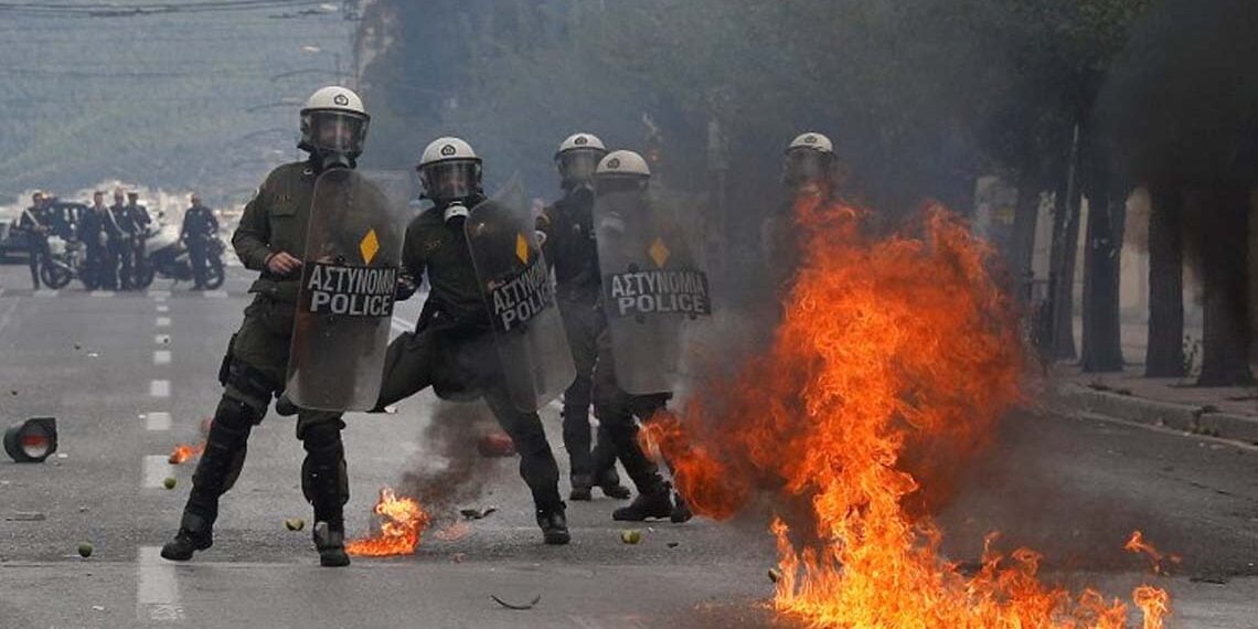 Yunanistan’da lise öğrencileri eğitim reformuna karşı sokakta