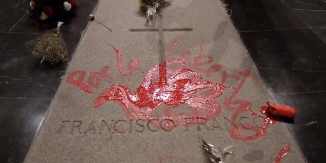 Franco’nun mezarına barış güvercini