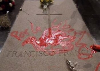 Franco’nun mezarına barış güvercini