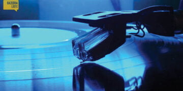 Bir sonbahar akşamı sevgiliniz ile dinleyebileceğiniz 10 aşk şarkısı