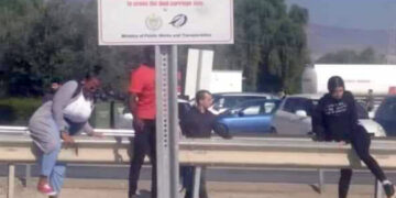 Durak ve yaya geçidinin kaldırıldığı yolda tehlike kol geziyor