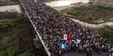 Trump göçmenleri ateş açmakla tehdit etti
