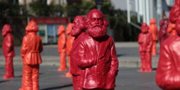 Bugün Marx’a başvurmak: Demir atma hareketini yinelemek – Slavoj Žižek