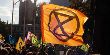 Londra’da Yokoluş İsyanı: 5 Köprü Trafiğe Kapatıldı, 70’den fazla gözaltı