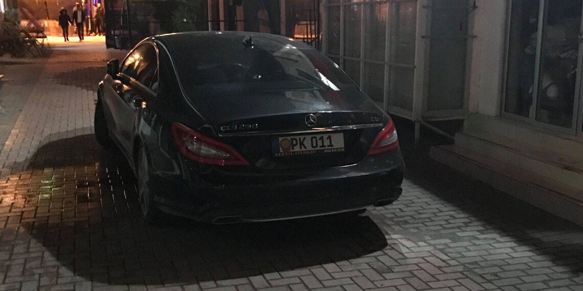 Lefkoşa’da yayalaştırılmış sokağa makam arabası park edildi