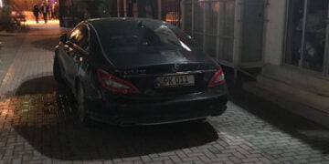 Lefkoşa’da yayalaştırılmış sokağa makam arabası park edildi