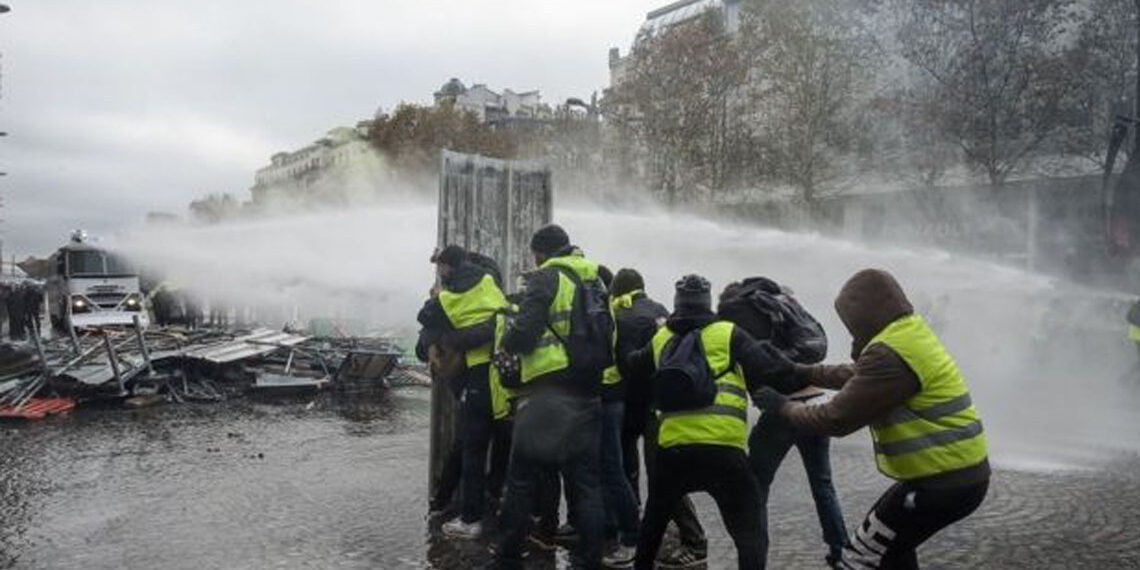 Macron hükümeti benzin zammını iptal etti