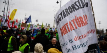 Macaristan’da “kölelik yasası” protestosu