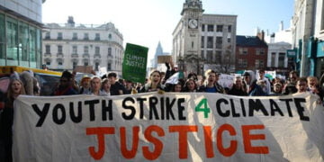 İngiltere’de iklim için 60’tan fazla şehirde protesto gösterisi